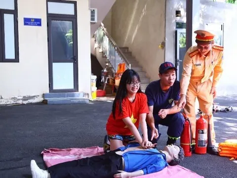 Công an Hà Nội tập huấn kỹ năng cứu người đuối nước cho học sinh