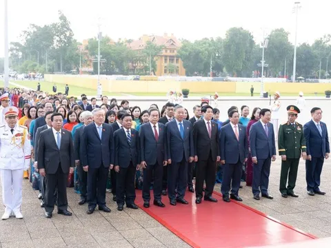 Các đại biểu Quốc hội vào Lăng viếng Chủ tịch Hồ Chí Minh trước Kỳ họp thứ 10, Quốc hội khóa XV