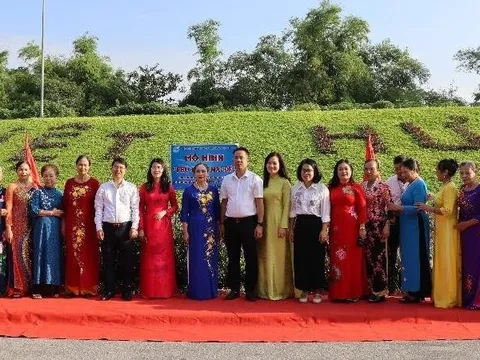 Hội LHPN phường Việt Hưng ra mắt mô hình dân vận khéo “Phủ xanh mái đê”