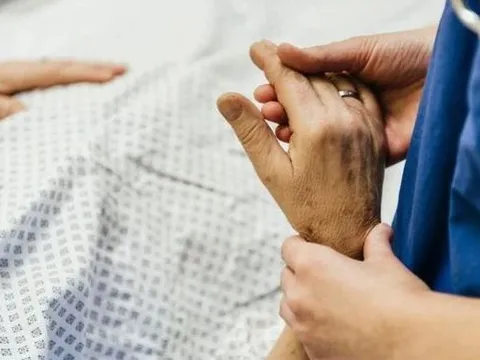 Điều "lạ" xảy ra tại đám tang cụ ông 74 tuổi