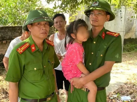 Nghẹt thở giải cứu bé gái 4 tuổi bị bố treo lên trần nhà ở Bắc Ninh