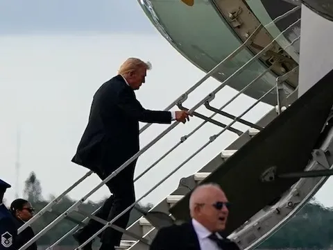 Nghi có “ổ bắn tỉa”, ông Trump phải lên chuyên cơ Không lực Một bằng cửa sau