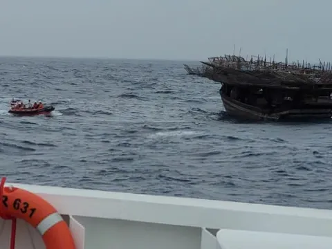 Xuyên đêm, chạy đua với ảnh hưởng của bão số 12, cứu sống ngư dân gặp nạn