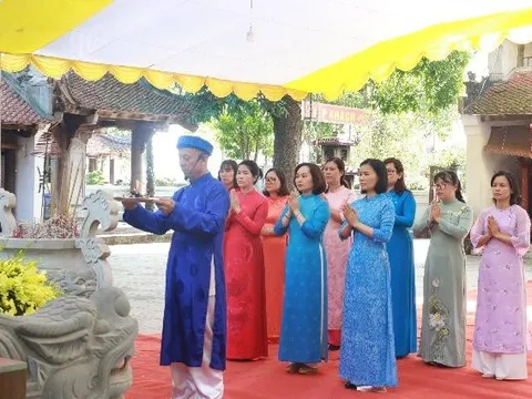 Hội LHPN Hà Nội dâng hương tại Đền Hát Môn: Tiếp nối hào khí ngàn năm