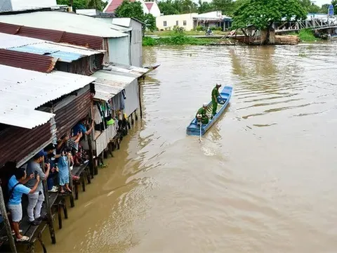 Tìm thấy thi thể bé trai 4 tháng tuổi rơi xuống kênh ở An Giang