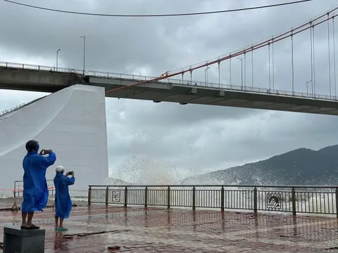 Sóng dữ cao 3m tấn công bờ kè sông Hàn, dự án 12 tỷ đồng “vừa làm vừa chống đỡ”