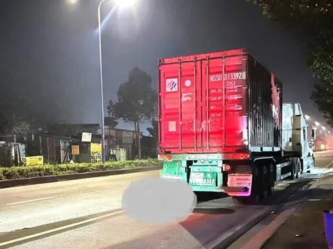 Bản tin 21/10: Vừa dừng lề đường mua cà phê, tài xế hoảng sợ phát hiện người chết sau đuôi xe