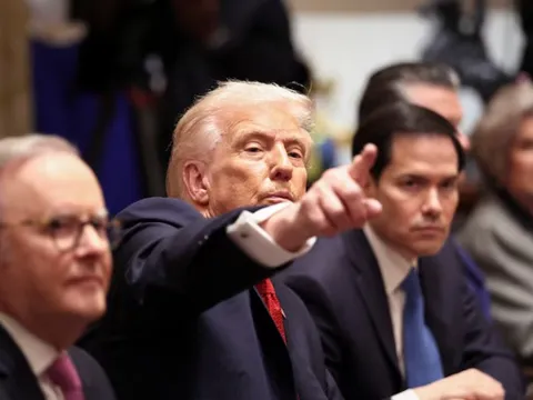 Báu vật 400 năm tuổi suýt vỡ, ông Trump không giấu nổi lo lắng