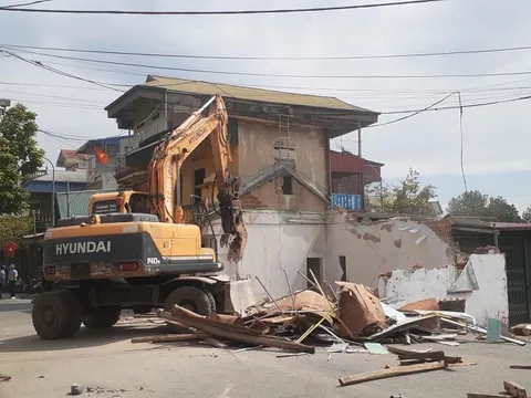 Xã Đoài Phương cưỡng chế giải phóng mặt bằng dự án Nâng cấp, cải tạo tuyến tỉnh lộ 418