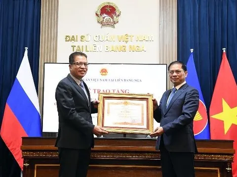 Phó Thủ tướng Bùi Thanh Sơn gặp gỡ cán bộ, nhân viên Đại sứ quán Việt Nam tại Liên bang Nga