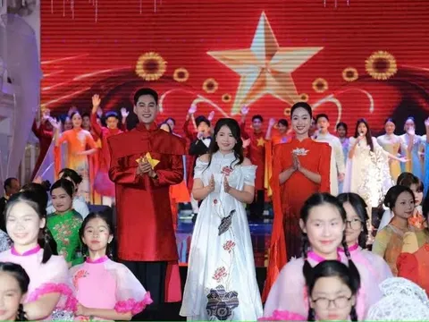 Nhà thiết kế Hoàng Ly và dấu ấn 30 năm giữ hồn áo dài truyền thống Việt Nam