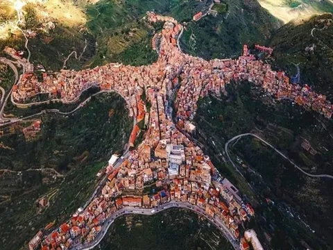 Kỳ lạ ngôi làng giống "hình người" trên đỉnh núi cao vút