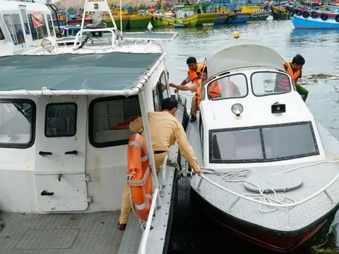 Công an Gia Lai tập huấn kỹ năng lái xuồng cứu hộ, sẵn sàng trước mọi tình huống thiên tai