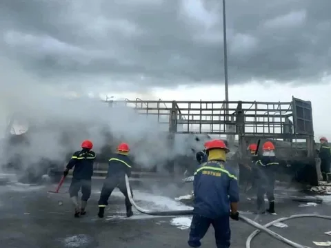 Xe tải bốc cháy dữ dội trên cao tốc, tài xế may mắn thoát nạn