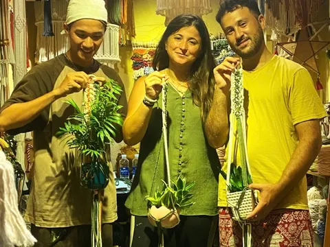 Người dân Đà Nẵng chung tay dọn rác sau bão, làm sạch môi trường