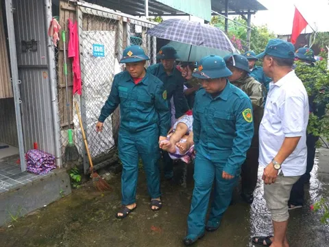 Đà Nẵng: Lực lượng vũ trang tích cực hỗ trợ người dân ứng phó bão số 12