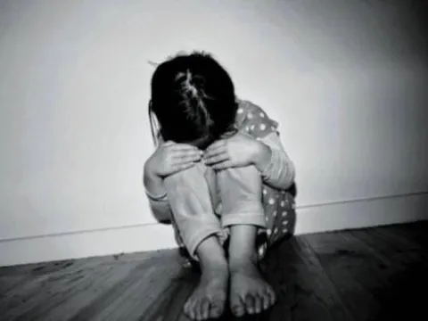 Bé gái bị mẹ ruột và bạn trai 19 tuổi của mẹ bạo hành