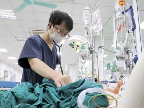 Bản tin 23/10: 3 người đàn ông nguy kịch, nôn ra máu sau khi dọn đồ trong mưa lũ