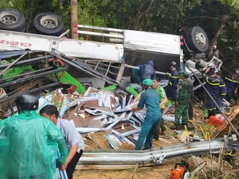 Xe tải chở gạch men bị lật, 2 người tử vong
