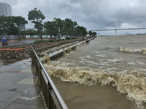 Triều cường dâng cao, sóng lớn tràn vào vùng ven bờ Đà Nẵng