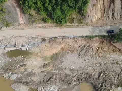 Khẩn cấp khắc phục sạt lở tuyến đường nối QL32 với cao tốc Nội Bài - Lào Cai