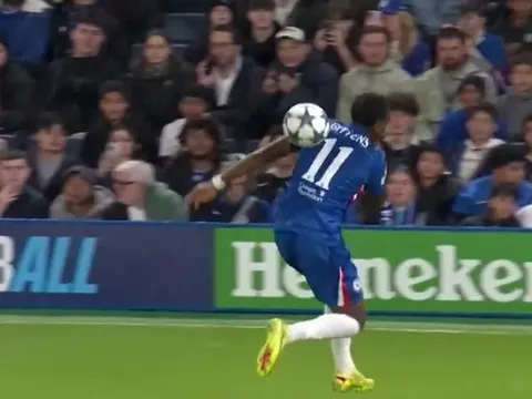 Sao trẻ Chelsea khiến CĐV "phát sốt" với pha xử lý ngẫu hứng