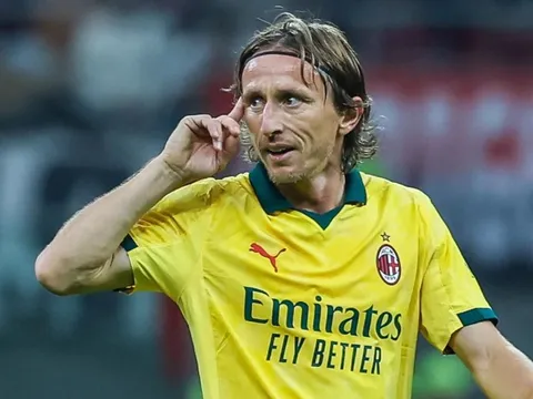 Luka Modric tặng các cầu thủ AC Milan điện thoại iPhone