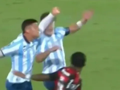 Cựu hậu vệ của MU làm gãy xương đồng đội