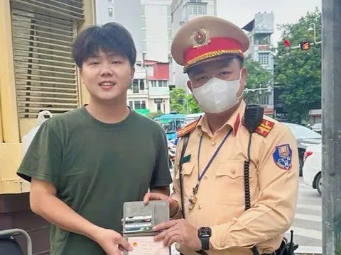 Hà Nội: Cảnh sát giao thông kịp thời hỗ trợ du khách Trung Quốc tìm lại tài sản thất lạc