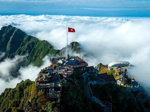 Lạc vào “miền cổ tích” trên đỉnh Fansipan mùa mây