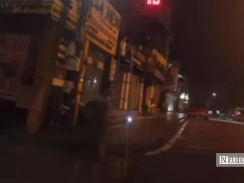 Người đàn ông bắc thang lau camera ở Đập Đá giúp người dân Huế thuận tiện theo dõi lũ