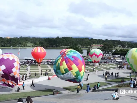 Đà Lạt bừng sáng trong sắc màu khinh khí cầu