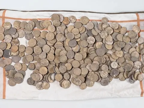 Dò kim loại, người đàn ông đào được kho báu chứa toàn vàng, bạc