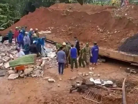 Tường nhà đang xây đổ sập vào nhà hàng xóm, hai cha con tử vong, 3 người bị thương