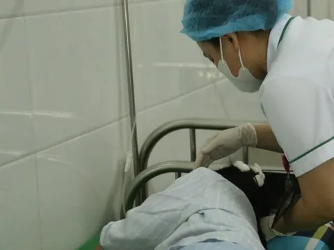 Vụ bé gái lớp 5 bị cha dượng bạo hành: Quyết định bất ngờ của người mẹ