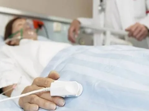 Người đàn ông 35 tuổi "gan trắng xoá" vì thường xuyên uống thứ nước nhiều người mê