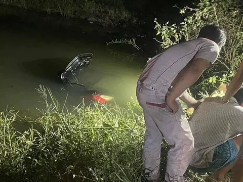 Xe ô tô lao xuống kênh, 4 người tử vong