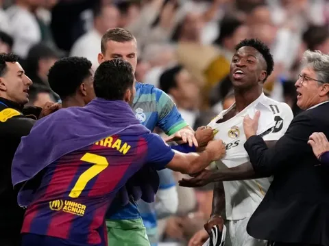 Cầu thủ Real Madrid và Barcelona ẩu đả dữ dội sau tiếng còi mãn cuộc