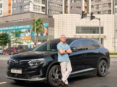 Khách hàng tiên phong nhận VF 8 khẳng định: “Có đổi xe cũng sẽ đi VinFast”