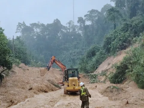 Mưa lớn gây sạt lở nghiêm trọng trên đường Hồ Chí Minh qua Đà Nẵng, Quảng Ngãi