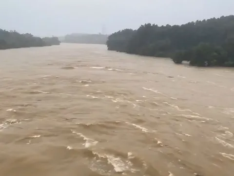 Lũ đặc biệt lớn, TP. Huế khẩn trương sơ tán người dân đến nơi an toàn