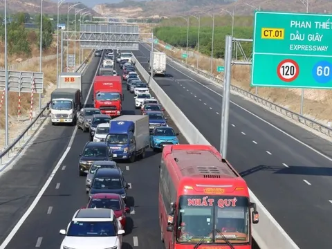 Thí điểm cấm xe tải trên 7,5 tấn đi làn 1 trên hai tuyến cao tốc phía Nam