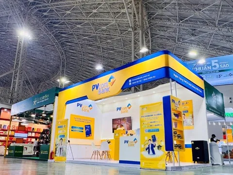 Khách hàng trải nghiệm tài chính số cùng PVcomBank tại Hội chợ mùa Thu 2025
