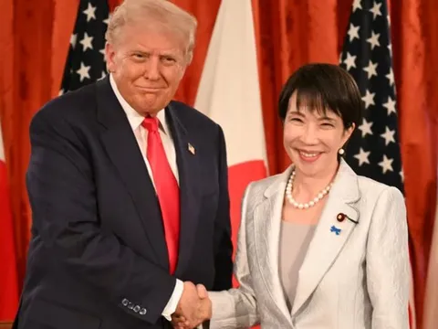 Ông Trump ca ngợi “cái bắt tay mạnh mẽ” của tân Thủ tướng Nhật Bản