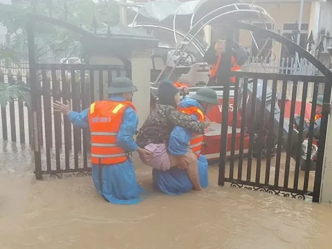 Ấm tình quân dân trong mưa lũ