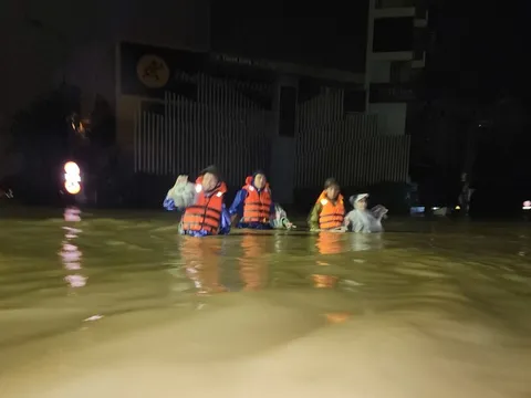 Công an TP. Huế trắng đêm giúp người dân ứng phó với mưa lũ lịch sử
