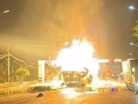 Đang đi đường xe bồn bỗng phát nổ kinh hoàng, rung chuyển mặt đất