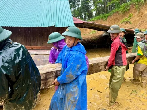 Bộ đội Biên phòng Đà Nẵng sát cánh cùng nhân dân vượt qua mưa lũ