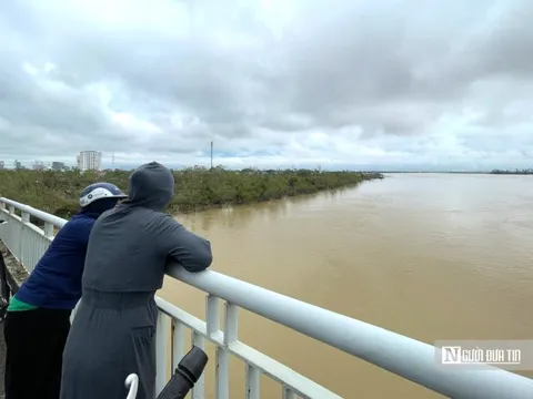 Cặp vợ chồng giành giật sự sống cho hơn 50 người "chán sống" ở cầu Bến Thuỷ