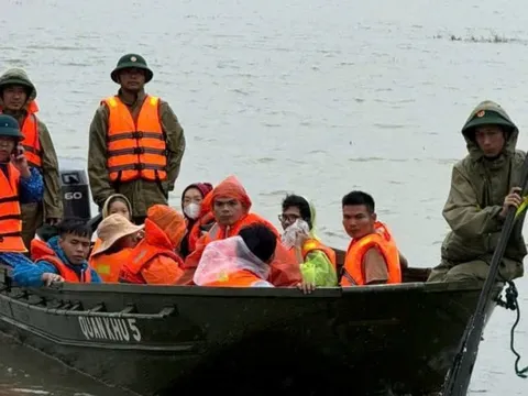 Tô thắm hình ảnh Bộ đội Cụ Hồ trong lòng nhân dân vùng lũ